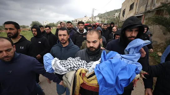 Un familiar lleva el cuerpo de un niño durante el funeral de cuatro miembros de la familia palestina Bani Odeh en Tamún Un familiar lleva el cuerpo de un niño durante el funeral de cuatro miembros de la familia palestina Bani Odeh en Tamún