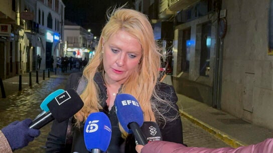 La abogada de la familia Meneses Cadenas atiende a los medios de comunicaci&oacute;n este s&aacute;bado a la salida de los juzgados de la localidad extreme&ntilde;a de Villafranca de los Barros. 