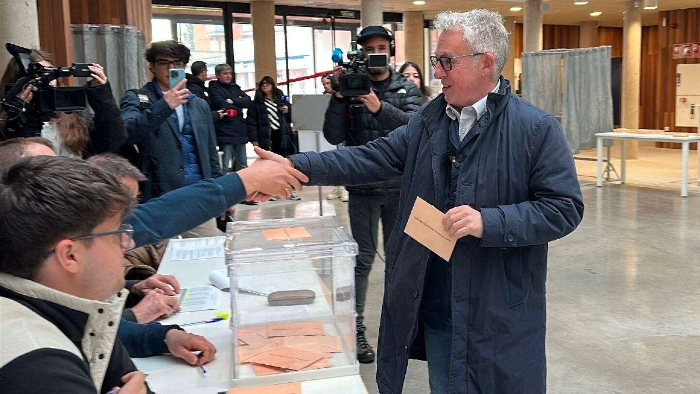 El candidato de Soria ¡Ya!, Ángel Ceña, ejerce su derecho a voto.