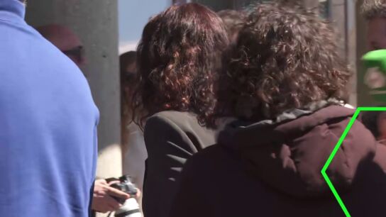 Un miembro del equipo de Ayuso retira el micr&oacute;fono de una reportera de laSexta al preguntarle sobre la seguridad en las elecciones