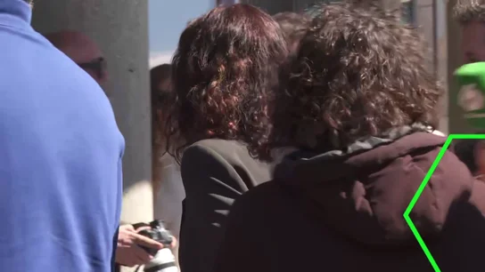 Un miembro del equipo de Ayuso retira el micrófono de una reportera de laSexta al preguntarle sobre la seguridad en las elecciones Un miembro del equipo de Ayuso retira el micrófono de una reportera de laSexta al preguntarle sobre la seguridad en las elecciones