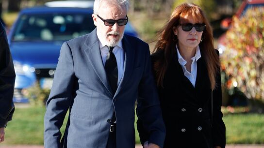 Fernando Guill&eacute;n Cuervo y Lupe Carti&eacute; en el Tanatorio Parcesa La Paz de Tres Cantos, para dar el &uacute;ltimo adi&oacute;s a Gemma Cuervo.