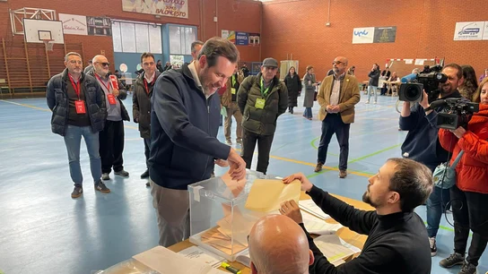 Óscar Puente, votando Óscar Puente, votando