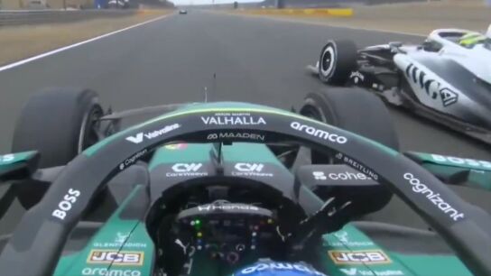 Fernando Alonso saluda a Sergio P&eacute;rez al ser adelantado