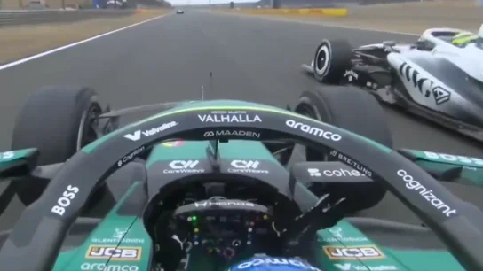 Fernando Alonso saluda a Sergio Pérez al ser adelantado Fernando Alonso saluda a Sergio Pérez al ser adelantado