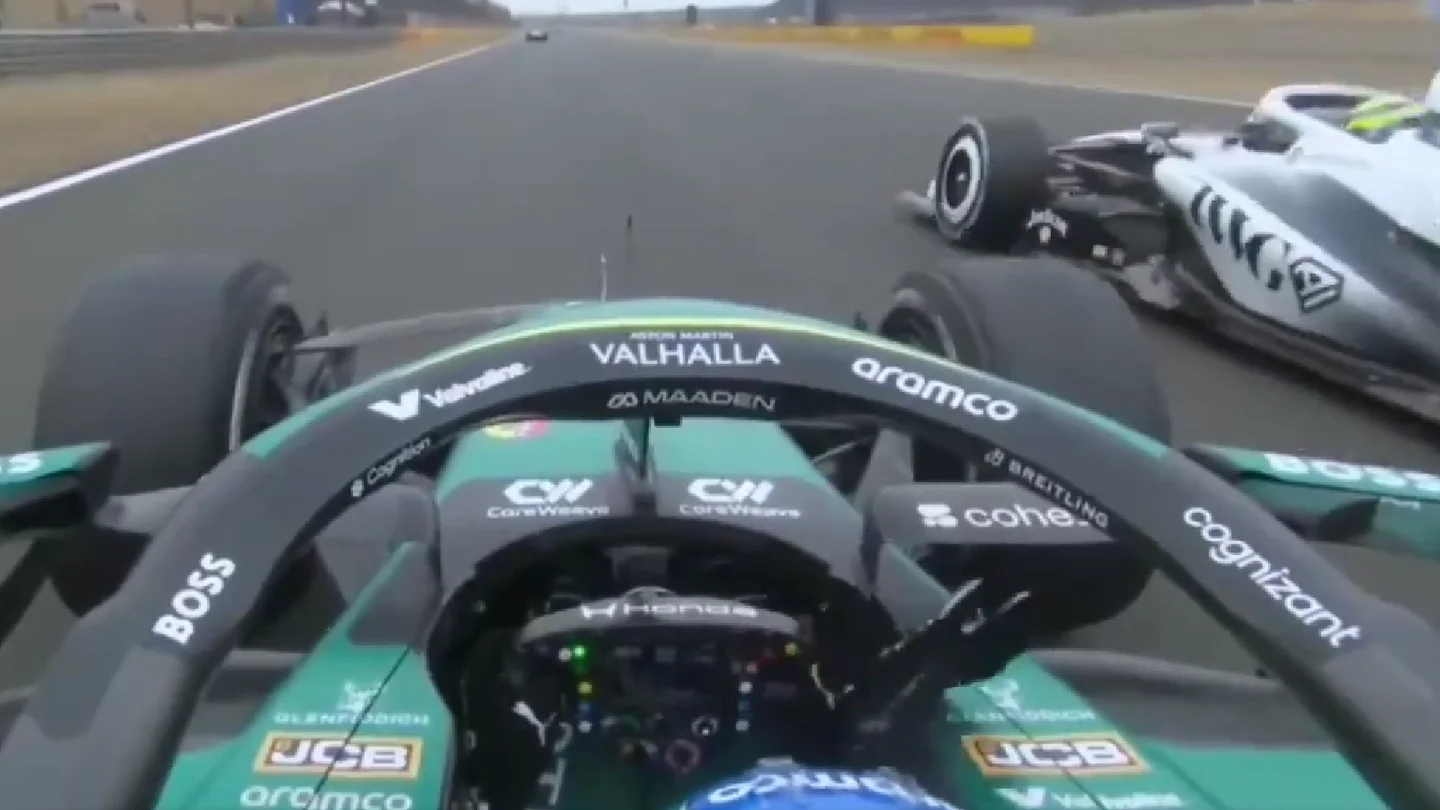 Fernando Alonso saluda a Sergio Pérez al ser adelantado Fernando Alonso saluda a Sergio Pérez al ser adelantado