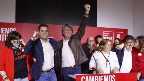 El candidato del PSOE a la Presidencia de la Junta de Castilla y Le&oacute;n, Carlos Mart&iacute;nez (c), tras el seguimiento de la noche electoral del PSOE de Castilla y Le&oacute;n