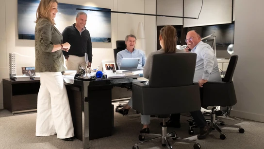 El líder del PP, Alberto Núñez Feijóo (3d), sigue la noche electoral de los comicios de Castilla y León en la sede del partido en Madrid. El líder del PP, Alberto Núñez Feijóo (3d), sigue la noche electoral de los comicios de Castilla y León en la sede del partido en Madrid.