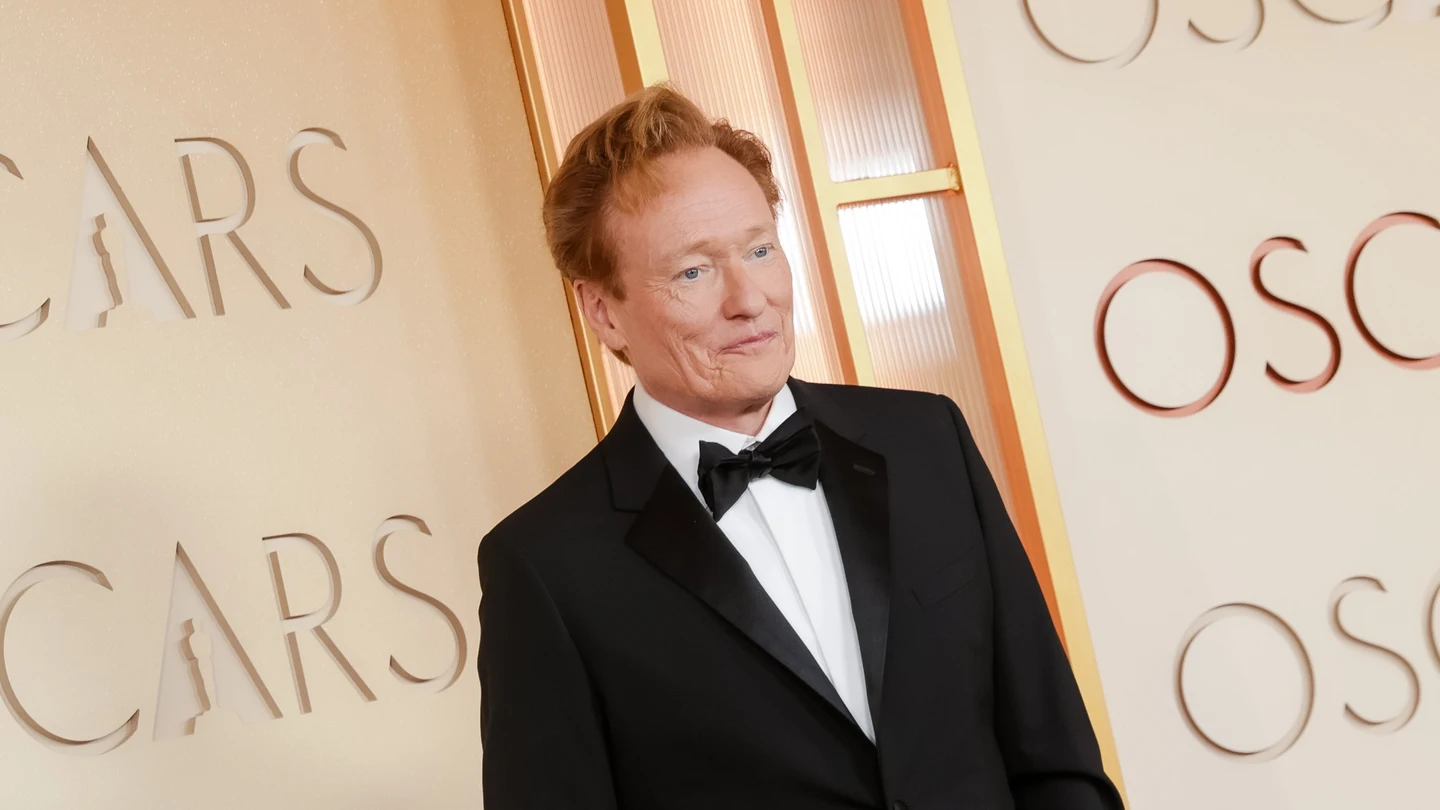 Conan O'Brien en la alfombra roja de los Premios Oscar 2026 Conan O'Brien en la alfombra roja de los Premios Oscar 2026