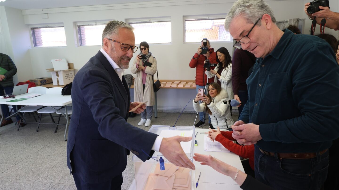 El candidato de Vox a la Presidencia de Castilla y León, Carlos Pollán, ejerce su derecho al voto, a 15 de marzo de 2026, en Carbajal de la Legua, Sariegos, León, Castilla León (España).