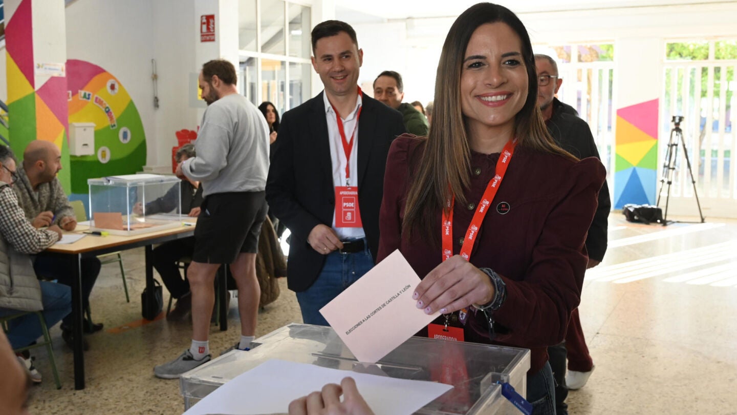 La candidata del PSOE por León, Nuria Rubio, ejerce su derecho al voto en un colegio electoral en León.