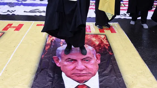 Un iraní pisa un cartel de Benjamin Netanyahu en Teherán Un iraní pisa un cartel de Benjamin Netanyahu en Teherán
