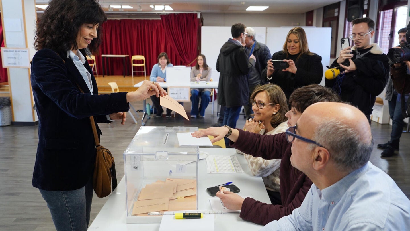 La ministra de Igualdad, Ana Redondo, vota en Valladolid.