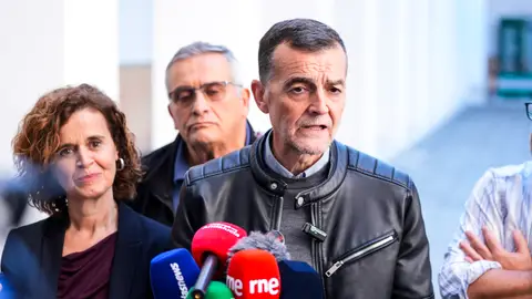 El coordinador federal de IU y candidato de Por Andalucía a la Presidencia de la Junta, Antonio Maíllo, en una imagen de archivo El coordinador federal de IU y candidato de Por Andalucía a la Presidencia de la Junta, Antonio Maíllo, atiende a los medios de comunicación en el Parlamento de Andalucía