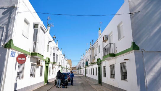 Vivienda en la calle Doctor Daniel Ortega 11, en El Puerto de Santa Mar&iacute;a, C&aacute;diz, donde seg&uacute;n la Polic&iacute;a Nacional el hombre hallado calcinado dentro de su coche fue retenido y asesinado.