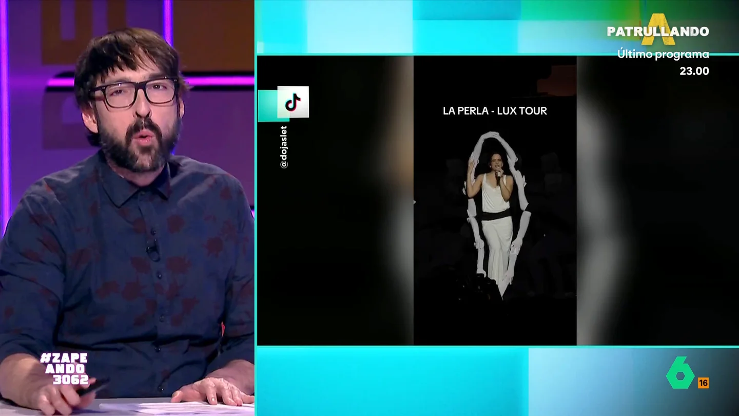 Quique Peinado, sobre la coreografía de 'La Perla' en la gira de Rosalía: "Es una mezcla de Broadway y 'Art Attack'" La cantante ya ha dado inicio al 'LUX TOUR' en Lyon, Francia. Como era de esperar, ha seguido con la iconografía religiosa de su nuevo disco y ha colocado, incluso, un confesionario en el escenario.
