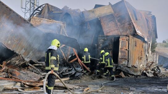 Bomberos trabajan en el lugar de un ataque a&eacute;reo ocurrido a &uacute;ltima hora del lunes en un hospital en Kabul, Afganist&aacute;n