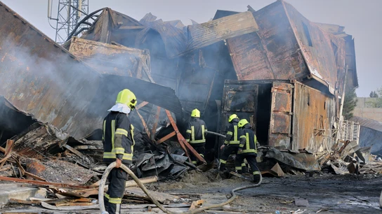 Bomberos trabajan en el lugar de un ataque aéreo ocurrido a última hora del lunes en un hospital en Kabul, Afganistán Bomberos trabajan en el lugar de un ataque aéreo ocurrido a última hora del lunes en un hospital en Kabul, Afganistán