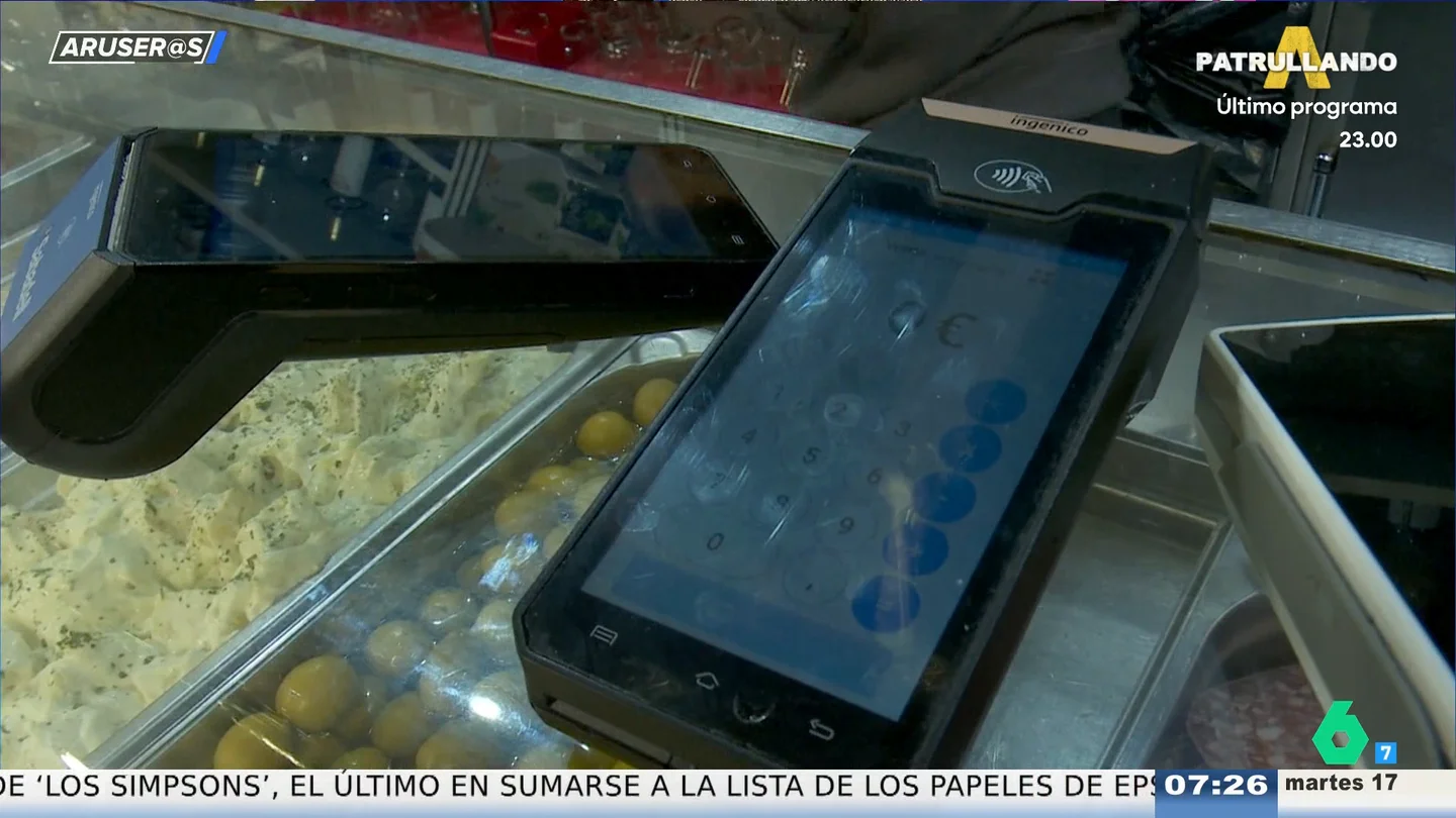 El "Robin Hood" de los 'simpas': se va sin pagar de un restaurante de Santiago y descubren que le da el dinero a una persona sin hogar El "Robin Hood" de los 'simpas': se va sin pagar de un restaurante de Santiago y descubren que le da el dinero a una persona sin hogar