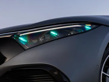 La razón por la cual las luces turquesas ya se ven en algunas autopistas de Europa La razón por la cual las luces turquesas ya se ven en algunas autopistas de Europa