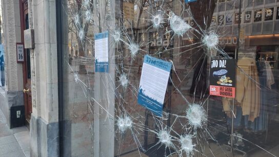 Destrozos provocados en un comercio de Bilbao durante la huelga general convocada por sindicatos abertzales.