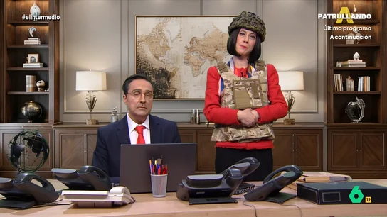 'Margarita Robles' visita a un agobiado 'Albares' Cristina Gallego y Raúl Pérez se convierten en Margarita Robles y José Manuel Albares en este vídeo donde intentan gestionar las crisis internacionales de España, desde la guerra en Irán a las palabras de Felipe VI sobre América.