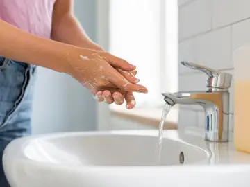 Mujer lavándose las manos Mujer lavándose las manos