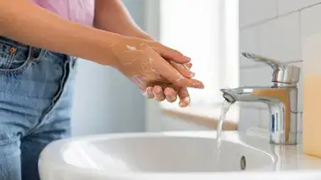 Mujer lavándose las manos Mujer lavándose las manos