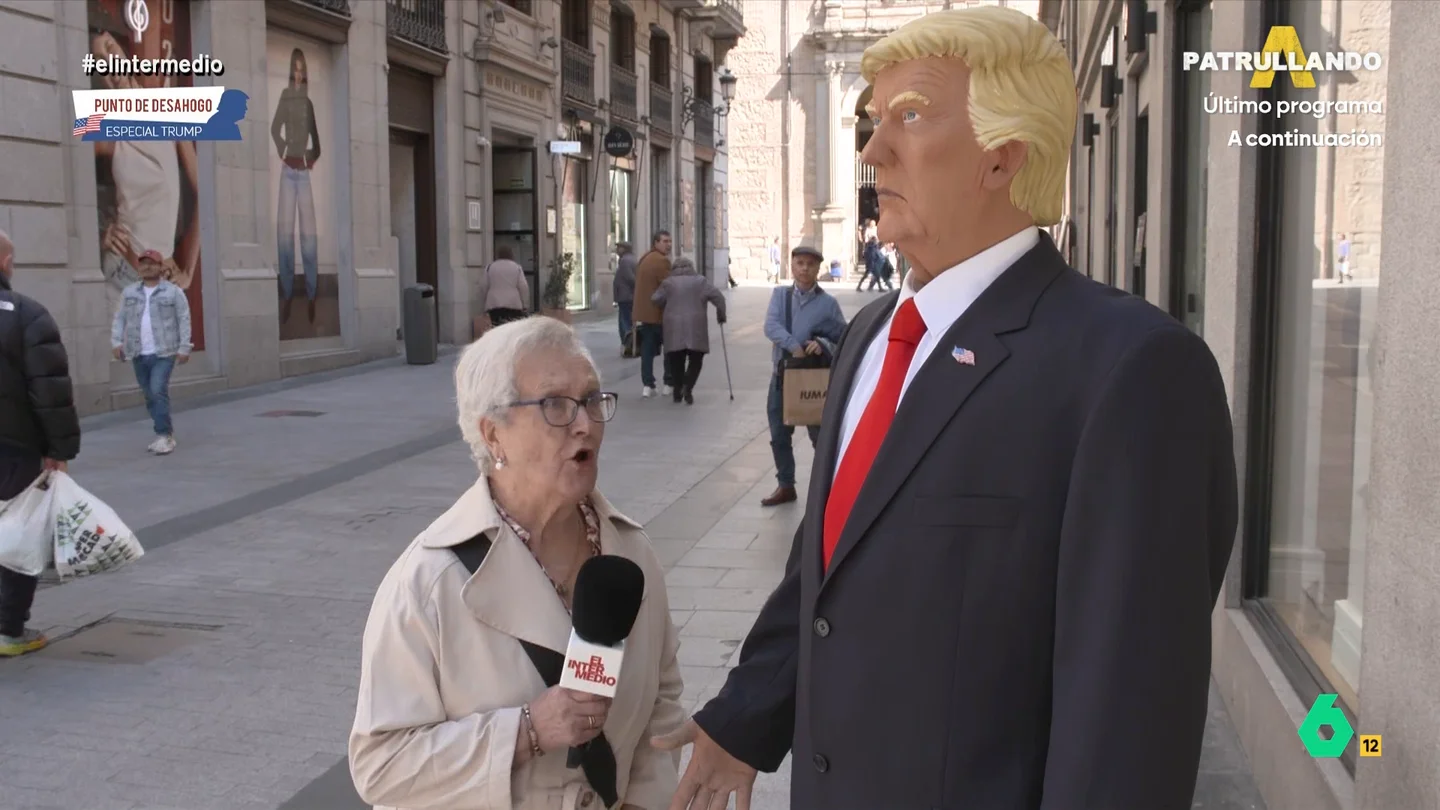 Este es el contundente mensaje de una mujer contra Donald Trump: "Estoy hasta... ¡Capullo!" El Intermedio ha sacado a la calle una estatua a tamaño real del presidente de Estados Unidos para que la gente se desahogue y le digan todo lo que piensan sobre él.