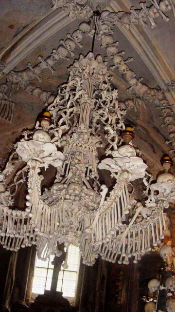 Lámpara de araña en el osario de Sedlec