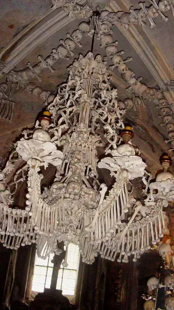 Lámpara de araña en el osario de Sedlec Lámpara de araña en el osario de Sedlec