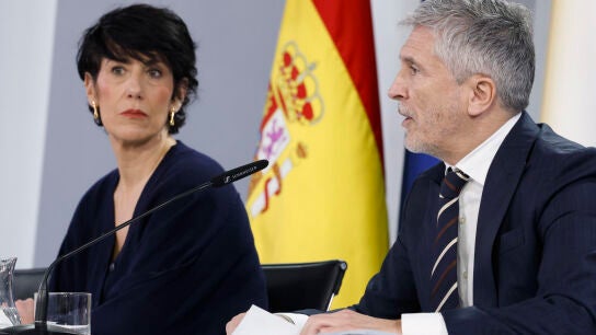 Los ministros de Interior, Fernando Grande Marlaska; y de Inclusi&oacute;n, Seguridad Social y Migraciones y portavoz del Gobierno, Elma Saiz, durante la rueda de prensa posterior a la reuni&oacute;n del Consejo de Ministros, este martes.