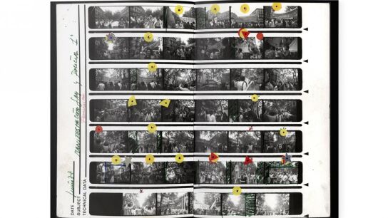 Negativos de los carretes que tir&oacute; Colita en la primera manifestaci&oacute;n del Orgullo en Espa&ntilde;a