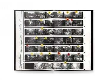 Negativos de los carretes que tir&oacute; Colita en la primera manifestaci&oacute;n del Orgullo en Espa&ntilde;a