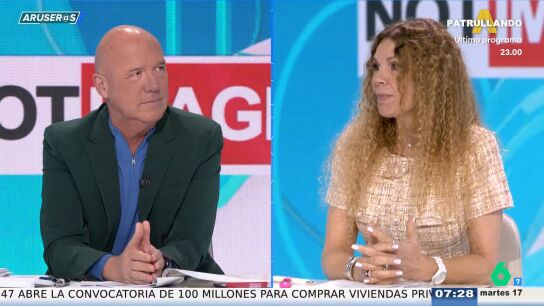 El paquete que ha recibido Angie C&aacute;rdenas con un enchufe sucio que hace saltar todas las alarmas de Hans Ar&uacute;s: "&iquest;Ven&iacute;a con un QR?"