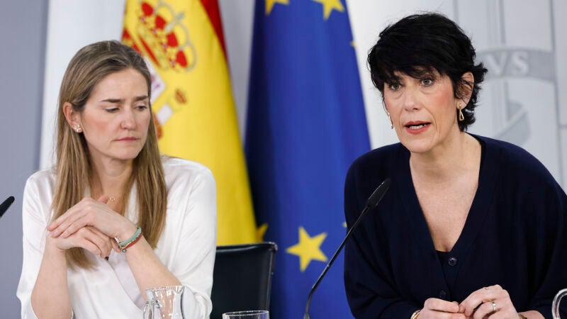 La ministra de Inclusi&oacute;n y portavoz del Gobierno, Elma Saiz, y la vicepresidenta tercera y ministra para la Transici&oacute;n Ecol&oacute;gica, Sara Aagesen, durante la rueda de prensa tras el Consejo de Ministros
