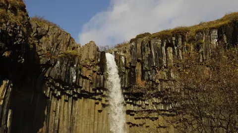 Svartifoss, la cascada Negra en Islandia Svartifoss, la cascada Negra en Islandia