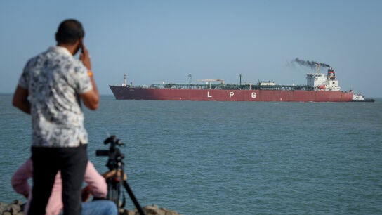 Un buque indio de transporte de gas licuado de petr&oacute;leo, Shivalik, llega al puerto de Mundra a trav&eacute;s del estrecho de Ormuz
