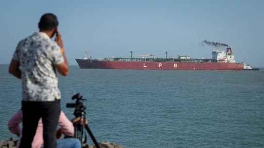Un buque indio de transporte de gas licuado de petróleo, Shivalik, llega al puerto de Mundra a través del estrecho de Ormuz Un buque indio de transporte de gas licuado de petróleo, Shivalik, llega al puerto de Mundra a través del estrecho de Ormuz