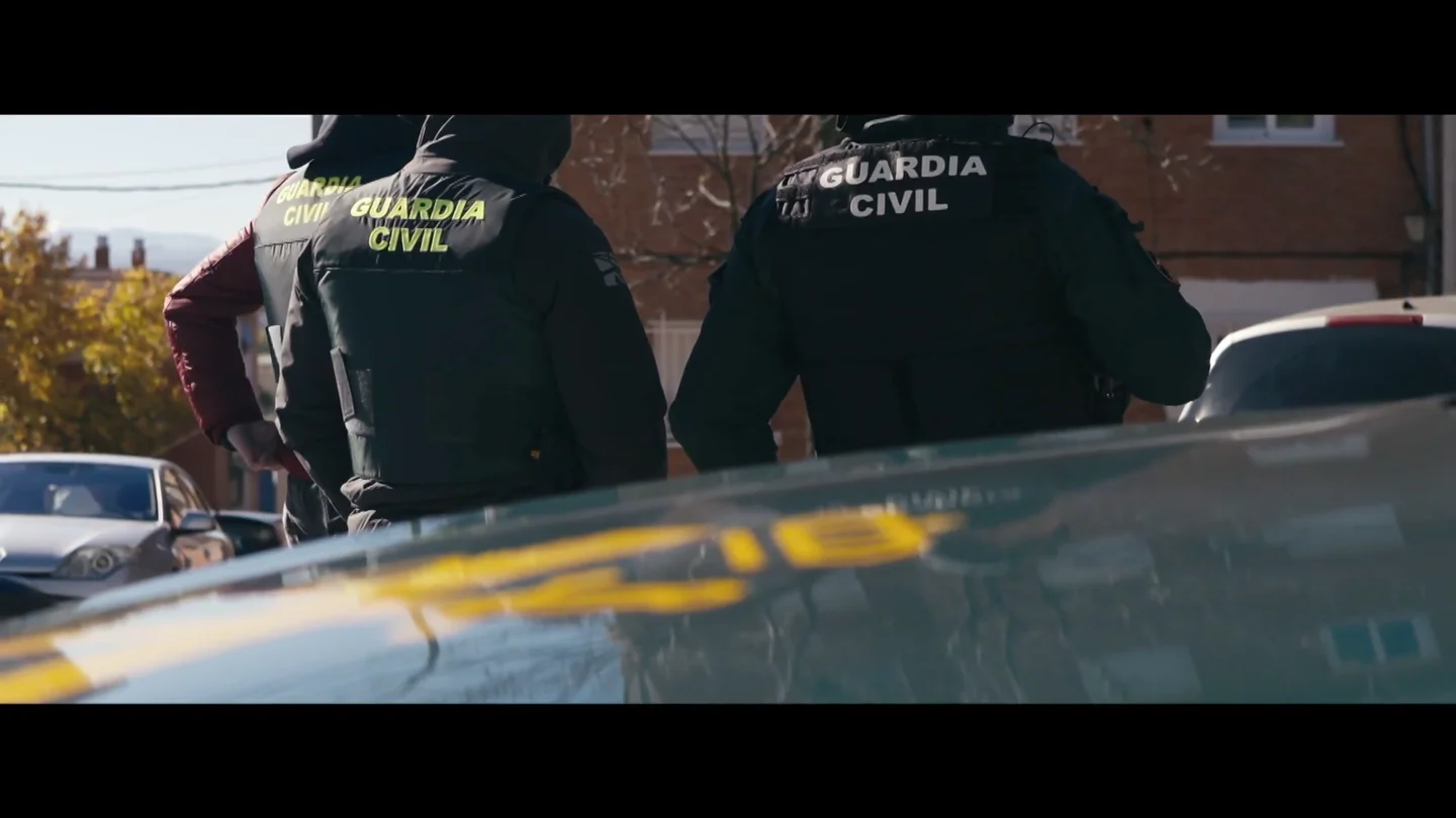 "Cuidado, no vayas por ahí solo que te la lían": un guardia civil advierte a un reportero de Apatrullando en pleno operativo "Cuidado, no vayas por ahí solo que te la lían": un guardia civil advierte a un reportero de Apatrullando en pleno operativo