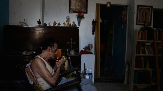 Un ciudadano cubano fuma en su vivienda durante el apag&oacute;n que ha dejado sin luz a nueve millones de personas en Cuba
