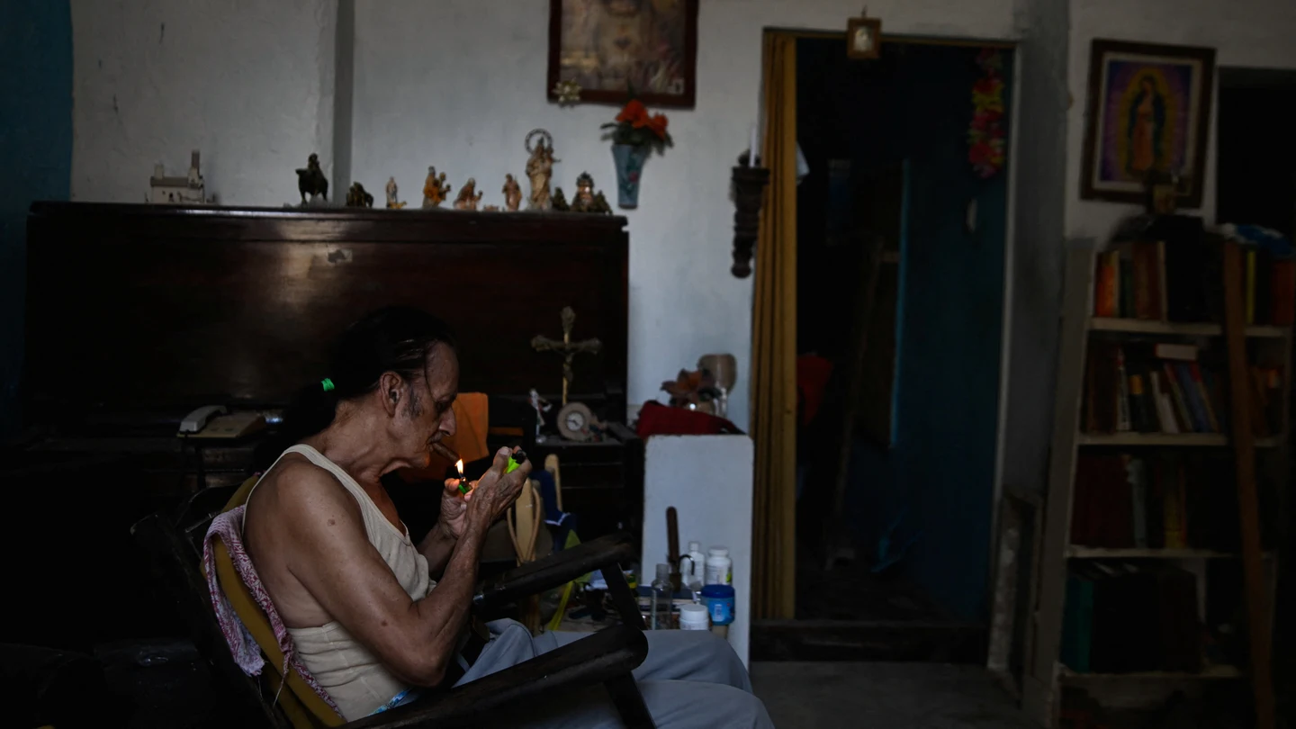Un ciudadano cubano fuma en su vivienda durante el apagón que ha dejado sin luz a nueve millones de personas en Cuba Un ciudadano cubano fuma en su vivienda durante el apagón que ha dejado sin luz a nueve millones de personas en Cuba