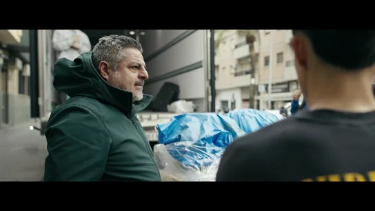 Así explica un trabajador que cobra 8 euros la hora cómo ayuda a la Guardia Civil a incautar droga Así explica un trabajador que cobra 8 euros la hora cómo ayuda a la Guardia Civil a incautar droga: "Me gano el dinero como dios manda"