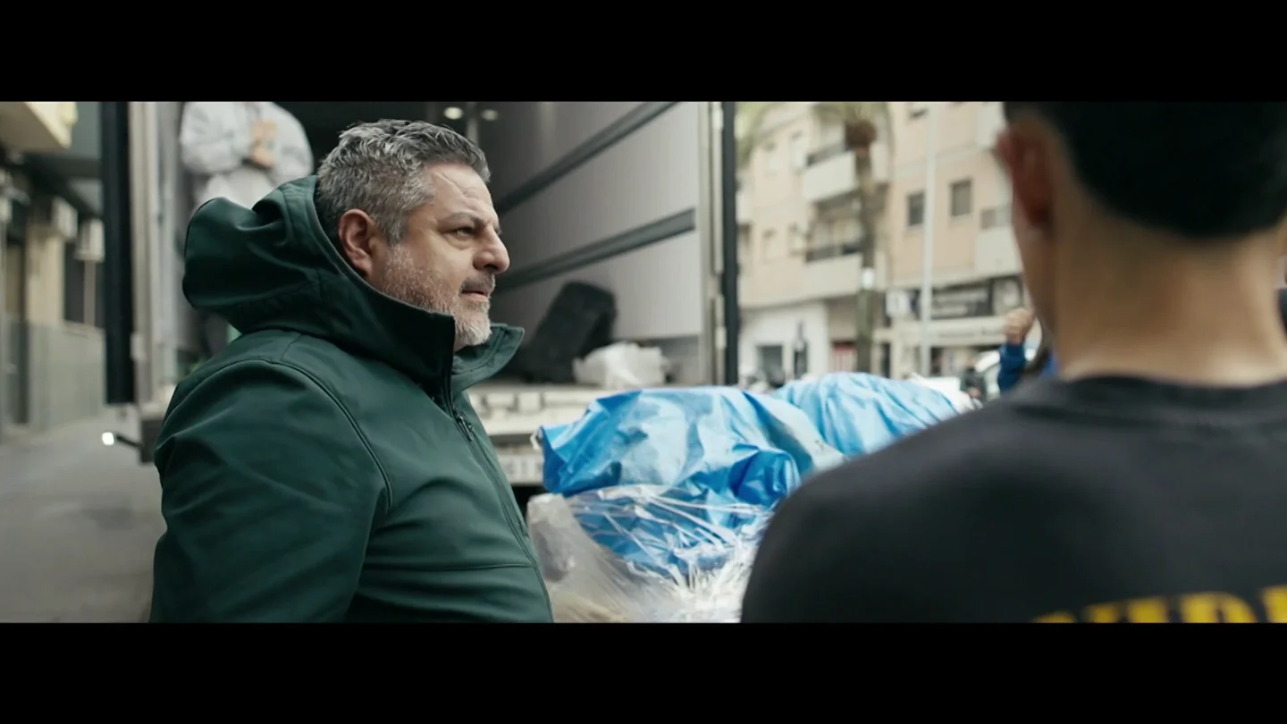Así explica un trabajador que cobra 8 euros la hora cómo ayuda a la Guardia Civil a incautar droga Así explica un trabajador que cobra 8 euros la hora cómo ayuda a la Guardia Civil a incautar droga: "Me gano el dinero como dios manda"