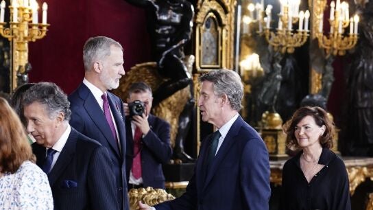Feij&oacute;o y Felipe VI se saludan en un acto en el Palacio Real