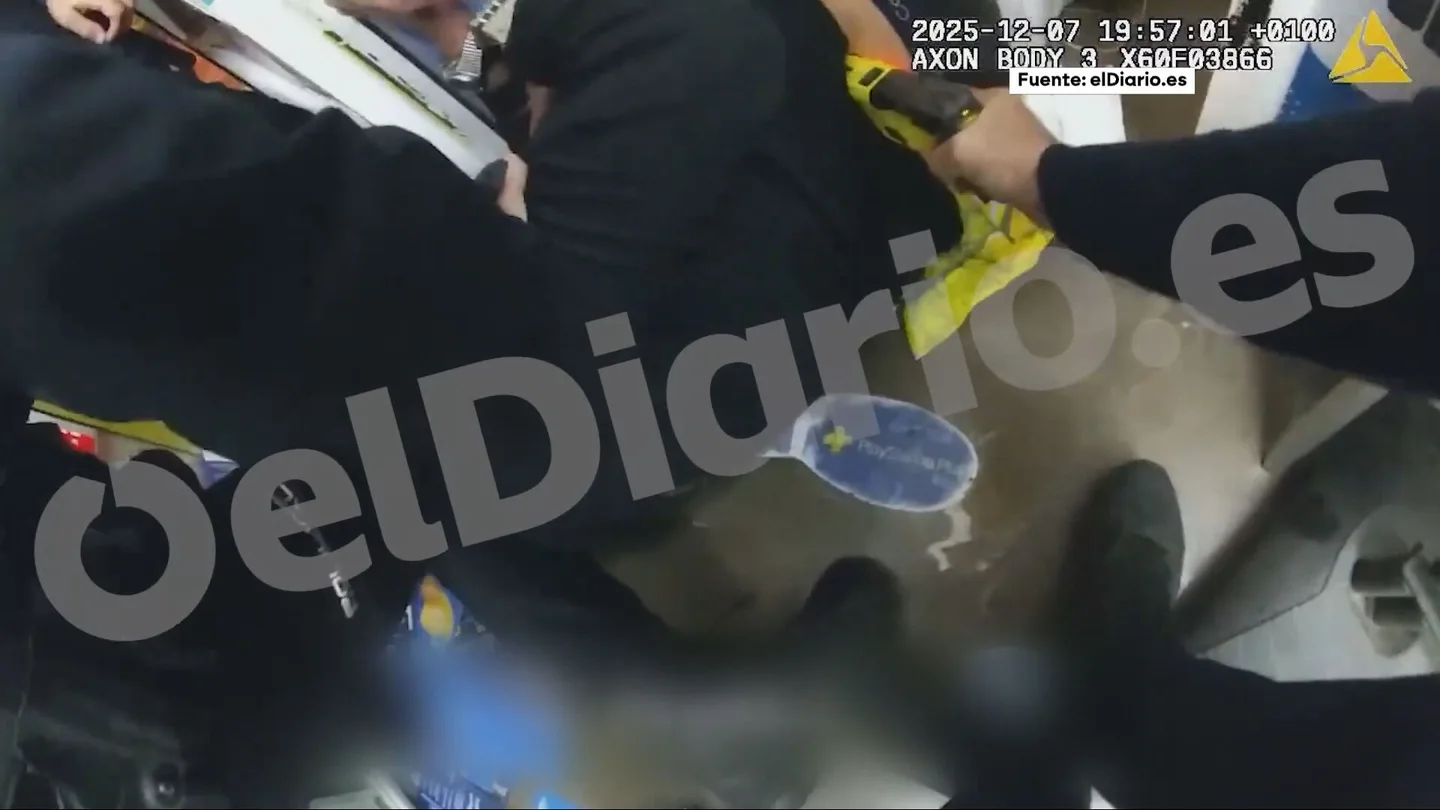 Investigan la muerte de un hombre en Torremolinos tras recibir ocho descargas de táser de la Policía: "Ya está muerto, ¿no?" Investigan la muerte de un hombre en Torremolinos tras recibir ocho descargas de táser de la Policía: "Ya está muerto, ¿no?"