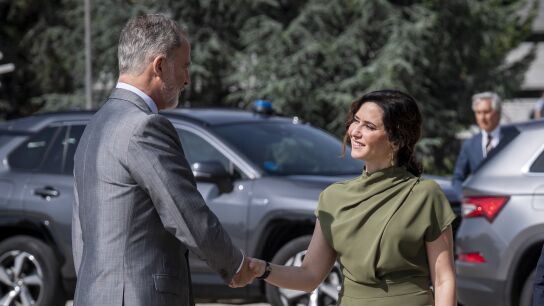 El rey Felipe VI junto a Ayuso en una imagen de archivo