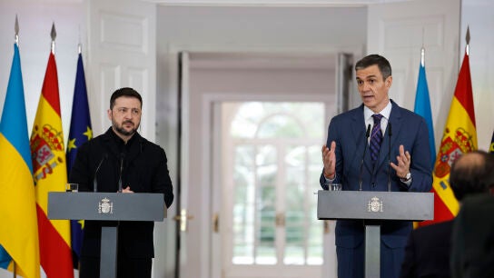 El presidente de Ucrania, Volod&iacute;mir Zelenski, y el presidente del Gobierno de Espa&ntilde;a, Pedro S&aacute;nchez, durante su encuentro en Moncloa