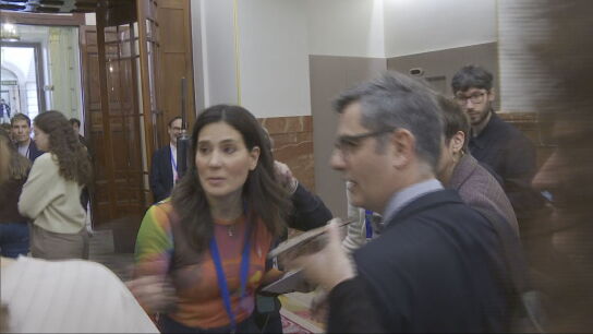 M&oacute;nica Garc&iacute;a afirma que el decreto anticrisis "seguro" incluir&aacute; medidas de vivienda y Bola&ntilde;os replica entre risas: "Tan seguro, no"