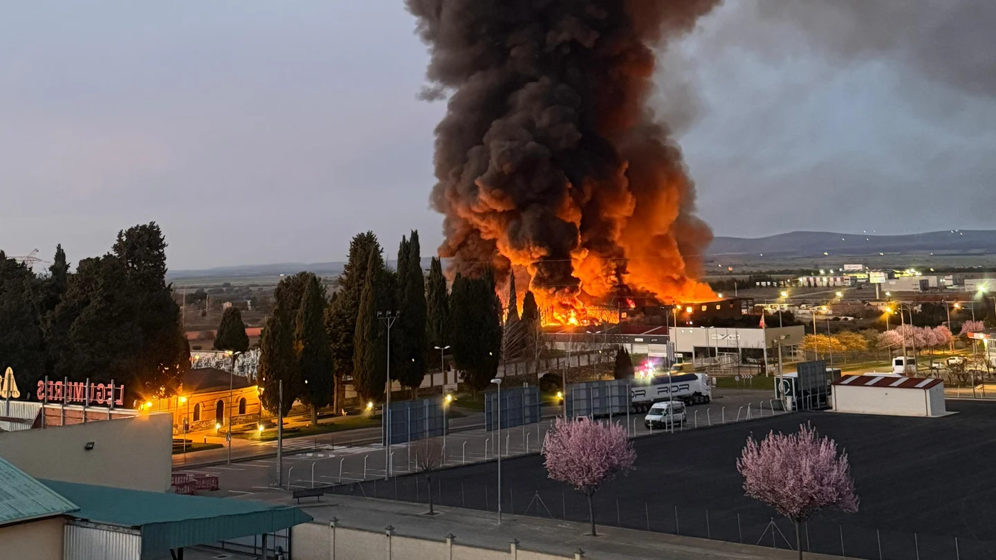 Incendio en una nave de neumáticos en La Bañeza Incendio en una nave de neumáticos en La Bañeza